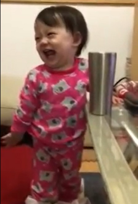 天使キッズ 1才にして おとぼけ 演技を見せる女の子の クセになる動画 に400万再生 ツボる Eltha エルザ